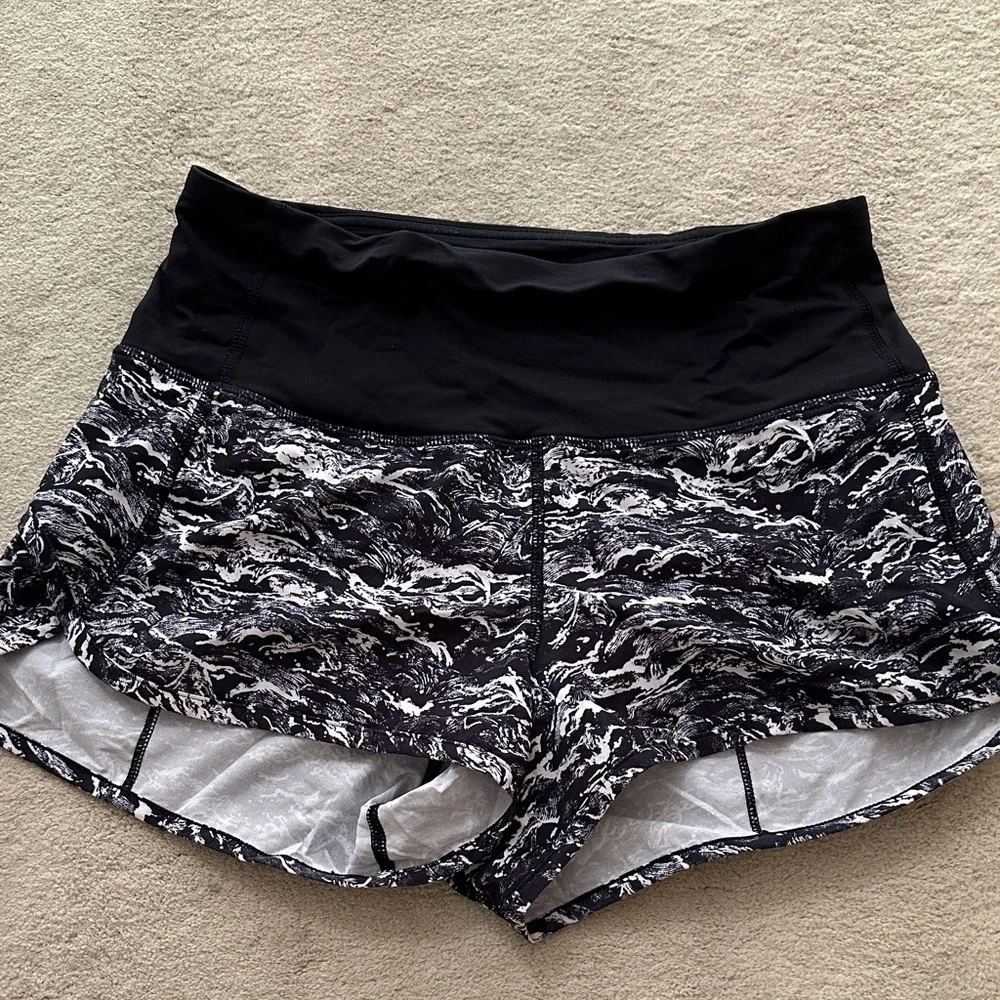 Sz 6 Lululemon high rise speed shorts Black White Nani wave pattern 2.5 rise - Picture 2 of 5